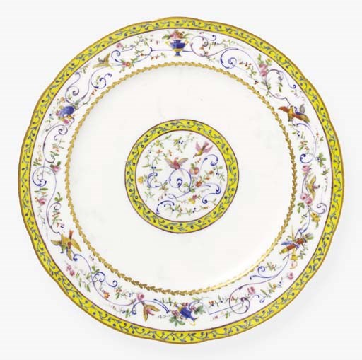 ASSIETTE UNIE EN PORCELAINE DE SEVRES DU XVIIIème SIECLE