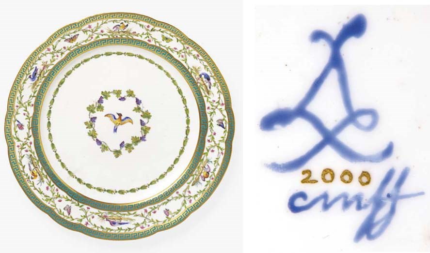 ASSIETTE UNIE EN PORCELAINE DE SEVRES DU XVIIIème SIECLE
