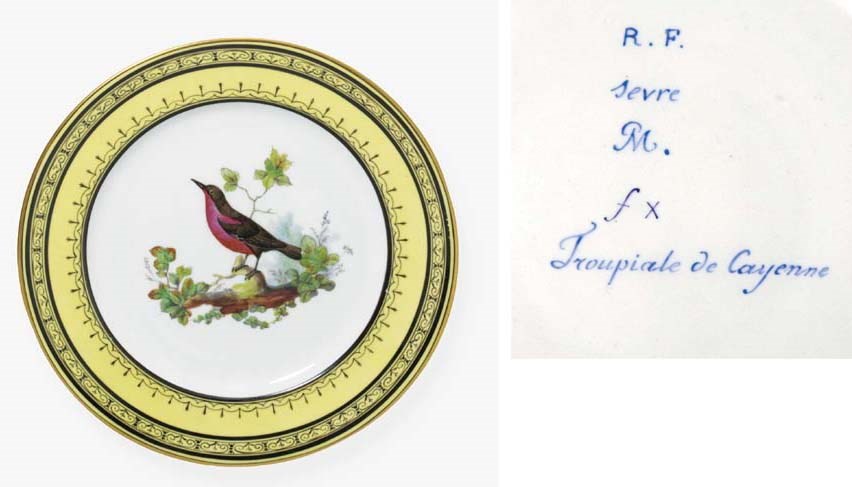 ASSIETTE UNIE EN PORCELAINE DE SEVRES DU XVIIIème SIECLE