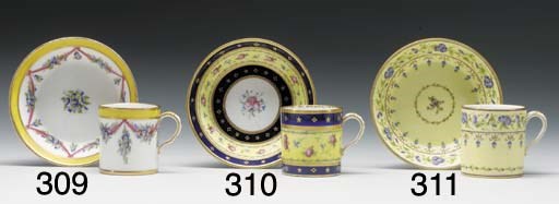 GOBELET LITRON (3ème GRANDEUR) ET SA SOUCOUPE A FOND JAUNE PALE EN PORCELAINE DE SEVRES DU XVIIIème SIECLE