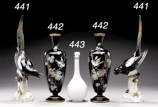 A PAIR OF MEISSEN OUTSIDE-DECORATED MODELS OF MAGPIES