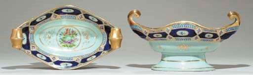 A PAIR OF FOOTED CENTERPIECES