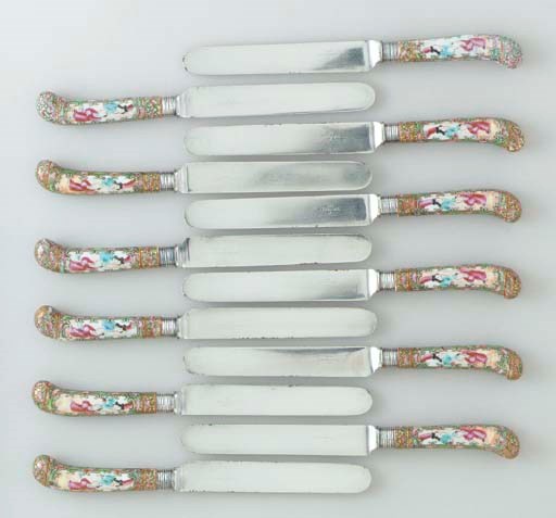 A SET OF TWELVE 'CANTON FAMILLE ROSE' KNIVES