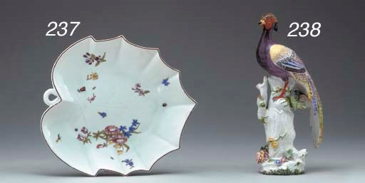 A CHELSEA LEAF-SHAPED DISH