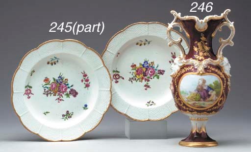 FOUR WORCESTER OZIER-MOULDED SCALLOPED DESSERT PLATES
