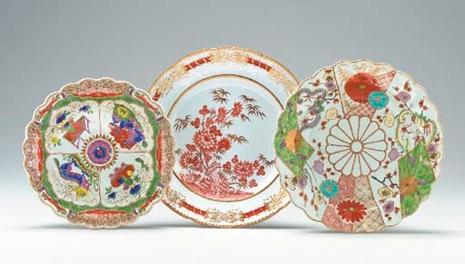 A SPODE IRON-RED DECORATED DESSERT PLATE AND TWO WORCESTER SCALLOPED DISHES