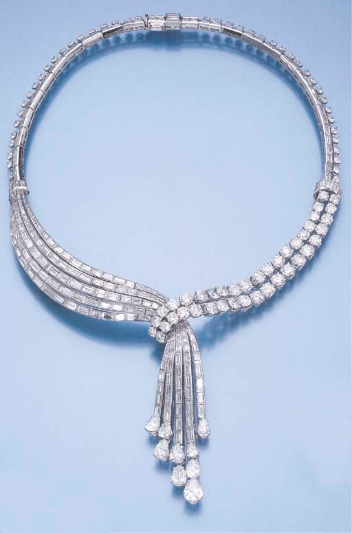 AN ELEGANT DIAMOND NECKLACE