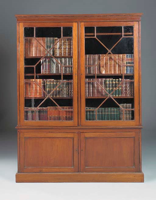 A MAHOGANY BOOKCASE, EARLY 20TH CENTURY