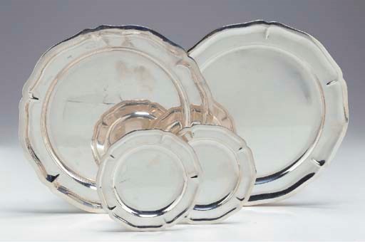 A SET OF MEXICAN SILVER DINNER AND SIDE PLATES,