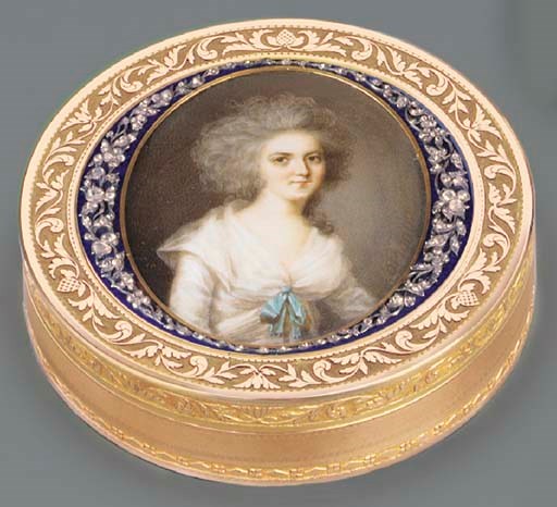 AN EMPIRE GOLD BONBONNIÈRE SET WITH A MINIATURE IN DIAMOND-BORDERED ENAMEL FRAME