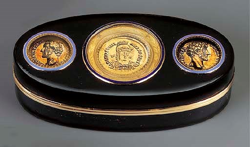 A FRENCH GOLD-LINED TORTOISESHELL SNUFF-BOX SET WITH GOLD COINS