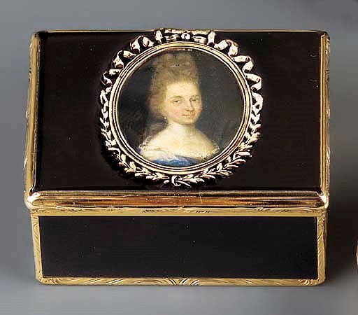 A LOUIS XV TORTOISESHELL AND GOLD CAGEWORK SNUFF-BOX SET WITH A MINIATURE