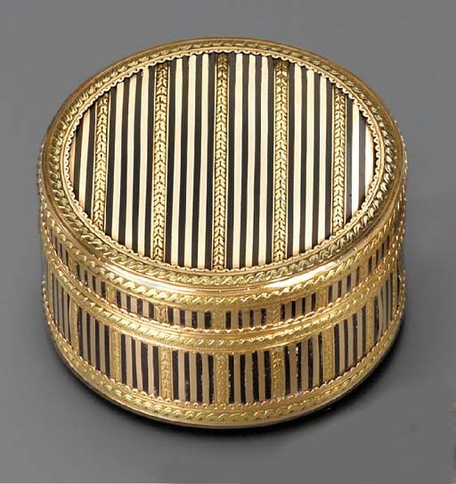 A LOUIS XVI TWO-COLOUR GOLD PIQUÉ AND TORTOISESHELL BONBONNIÈRE SET WITH A MINIATURE
