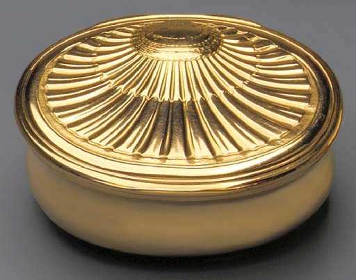 AN EARLY LOUIS XV GOLD SNUFF-BOX