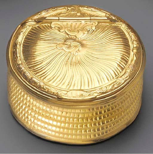 A LOUIS XV TWO-COLOUR GOLD SNUFF-BOX