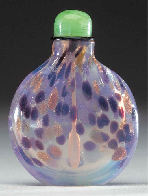 A SANDWICHED BROWN AND GOLD-SPLASHED CLEAR GLASS BOTTLE
