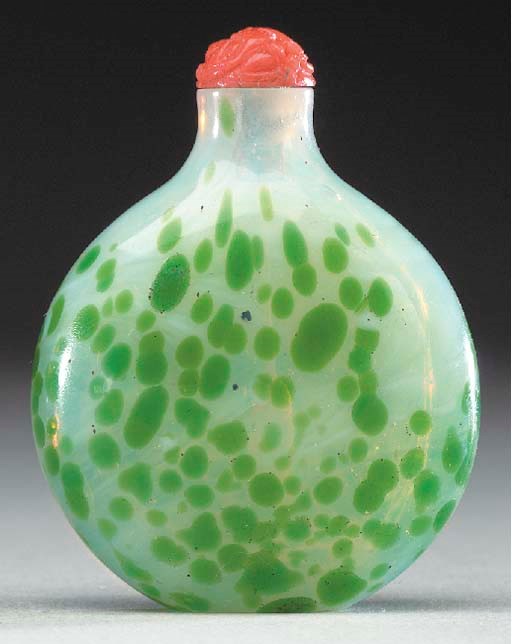 A SANDWICHED GREEN-SPLASHED MISTY-WHITE GLASS BOTTLE