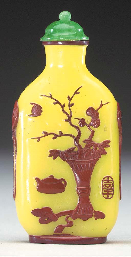 A CINNABAR-RED OVERLAY YELLOW GLASS BOTTLE