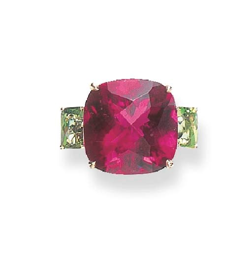 A RUBELLITE TOURMALINE AND PERIDOT RING