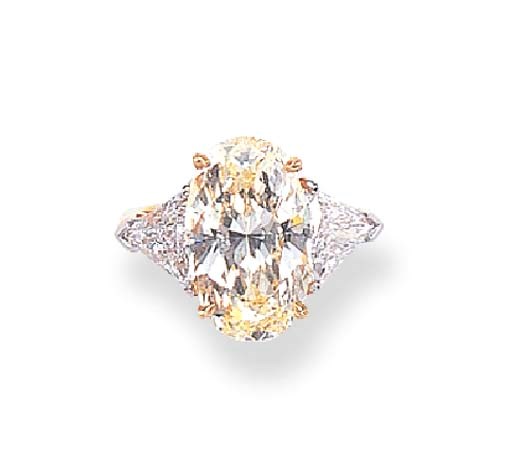 A SINGLE-STONE FANCY LIGHT YELLOW DIAMOND RING