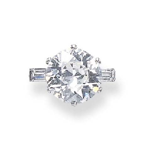 A SINGLE-STONE DIAMOND RING