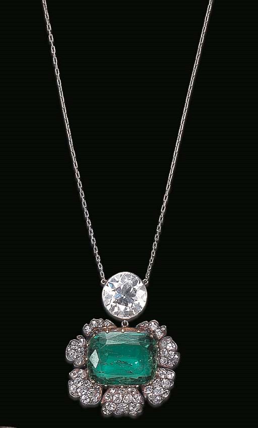 AN ATTRACTIVE EMERALD AND DIAMOND PENDANT NECKLACE