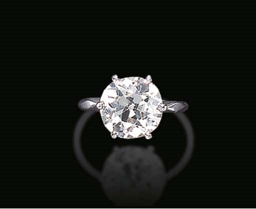 A SINGLE-STONE DIAMOND RING