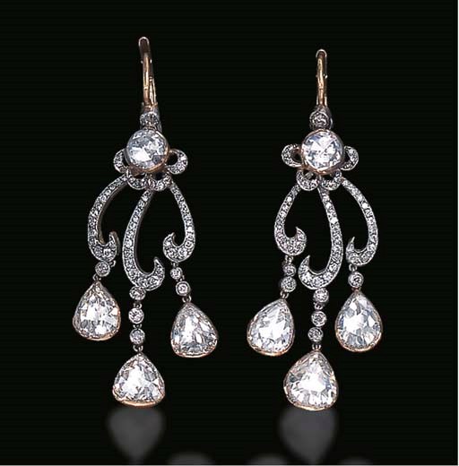 AN ATTRACTIVE PAIR OF DIAMOND EAR PENDANTS