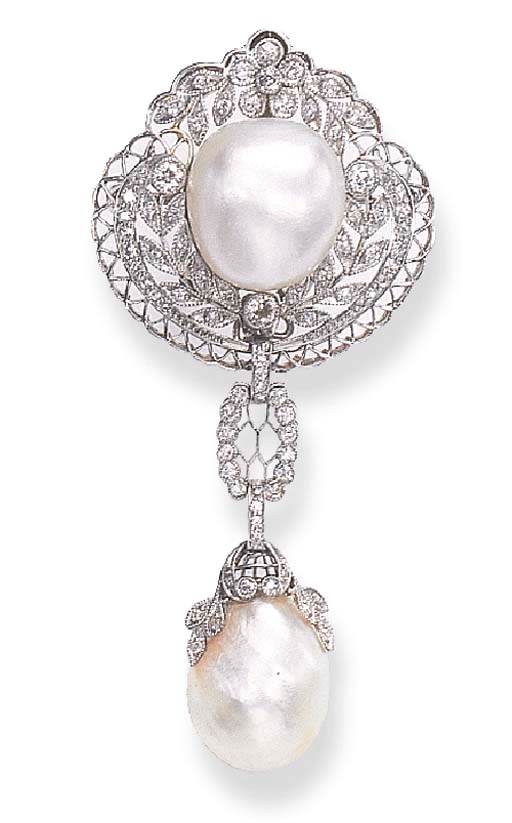 AN ATTRACTIVE BELLE EPOQUE PEARL AND DIAMOND PENDANT BROOCH, BY BLACK, STARR & FROST