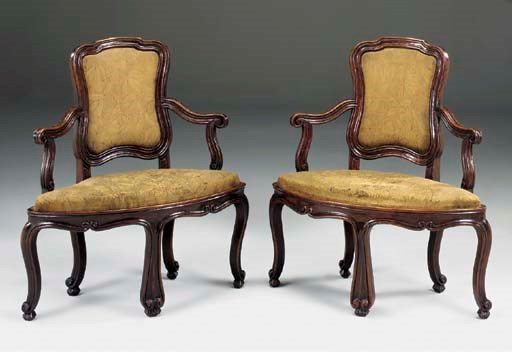 AN UNUSUAL PAIR OF CONTINENTAL WALNUT CORNER ARMCHAIRS, 19TH CENTURY, PROBABLY ITALIAN