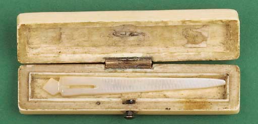 An early 19th-Century ivory and gold patterned toothpick case,