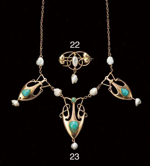 A GOLD AND PEARL BROOCH