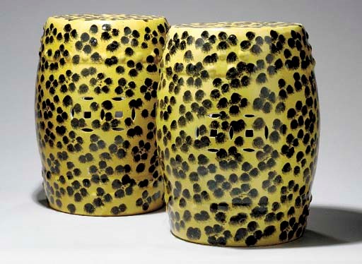 A PAIR OF CHINESE PORCELAIN GARDEN SEATS,