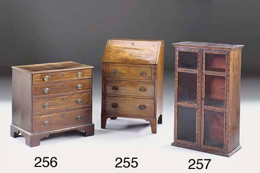 A SMALL MAHOGANY BUREAU, EARLY 19TH CENTURY
