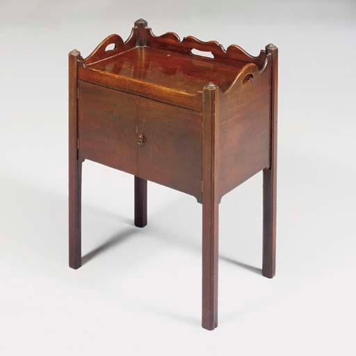 A GEORGE III MAHOGANY BEDSIDE CUPBOARD