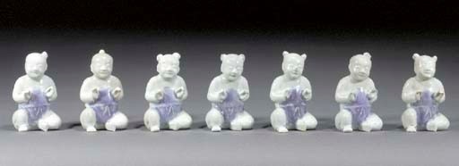 Seven blue and white models of boys
Kangxi
