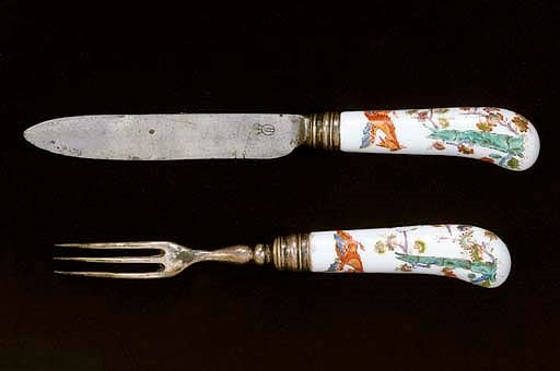 A pair of Meissen Kakiemon pistol-shaped cutlery-handles