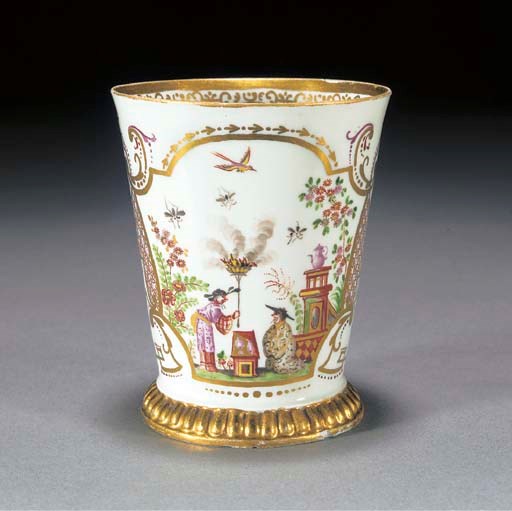 A Meissen Hausmalerei flared Chinoiserie beaker