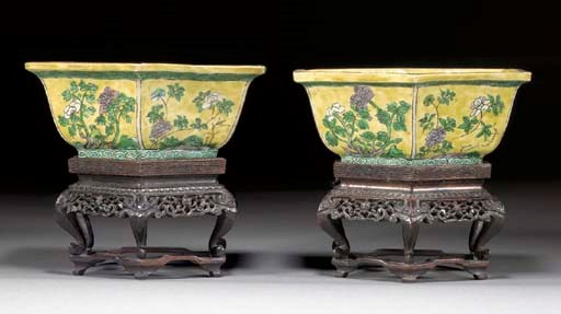A PAIR OF FAMILLE JAUNE SWEETMEAT DISHES
KANGXI