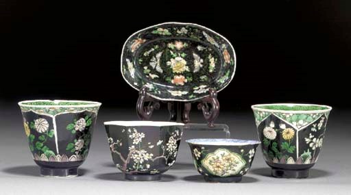 A PAIR OF FAMILLE NOIRE BEAKERS
KANGXI