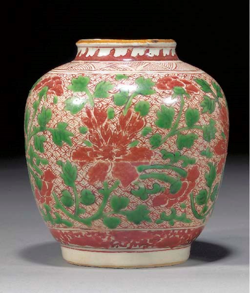A WUCAI OVOID JAR
TRANSITIONAL