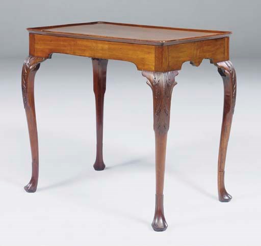 AN IRISH GEORGE III MAHOGANY CENTRE TABLE
