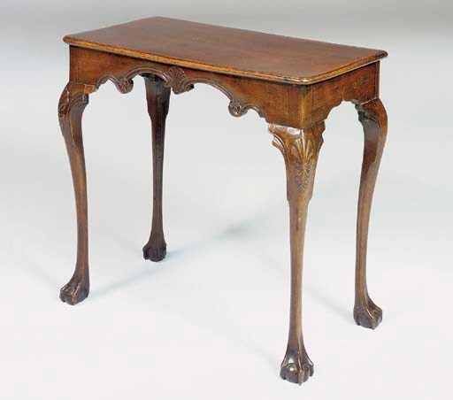 AN IRISH GEORGE III MAHOGANY SIDE TABLE