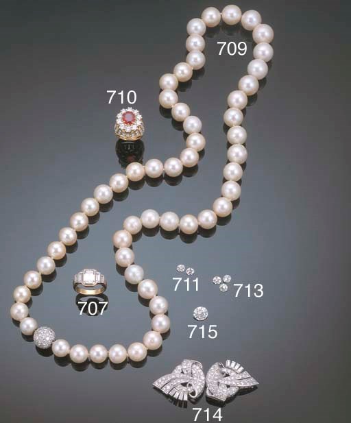 A SOUTH SEA CULTURED PEARL AND DIAMOND NECKLACE