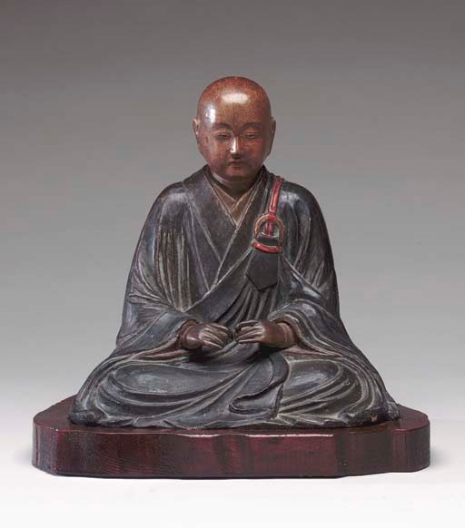 A LACQUERED WOOD FIGURE OF A SEATED MONK,