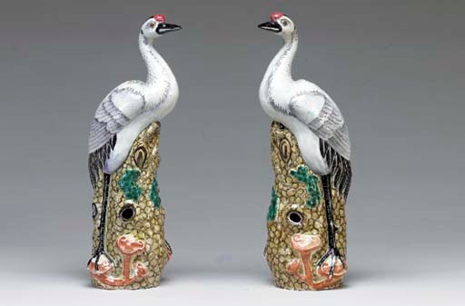 A PAIR OF CHINESE EXPORT PORCELAIN CRANES