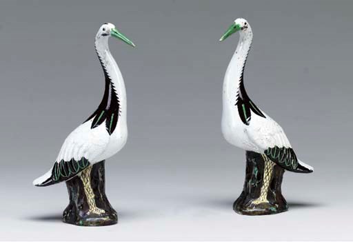 A SMALL PAIR OF CHINESE EXPORT PORCELAIN CRANES