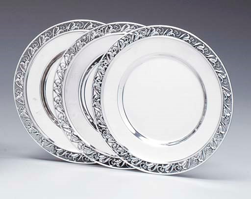 A SET OF TWELVE SIDE PLATES