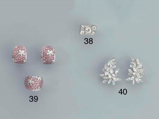 A PAIR OF WHITE GOLD DIAMOND EARCLIPS