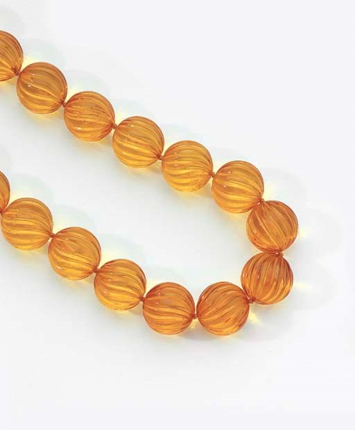 AN AMBER BEAD NECKLACE